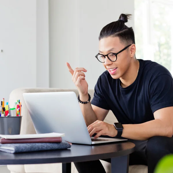 Mailchimp: Mann sitzt vor dem Laptop