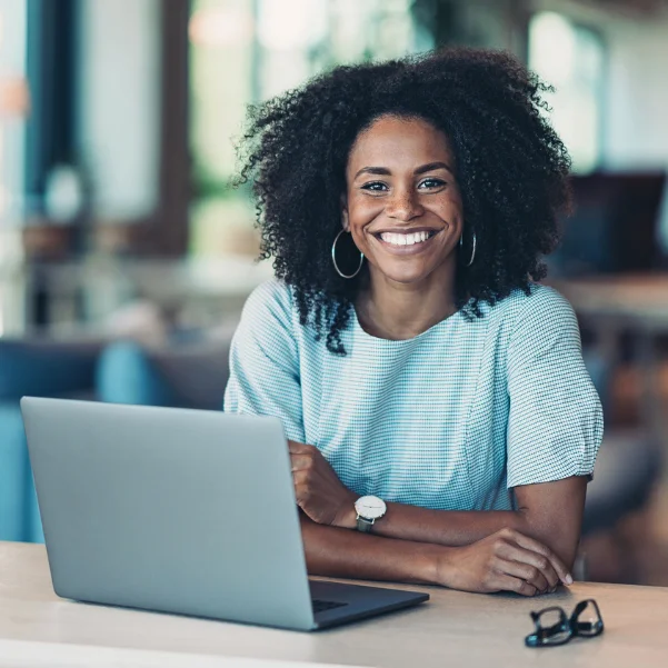 Hubspot: Eine Frau sitzt vor ihrem Laptop