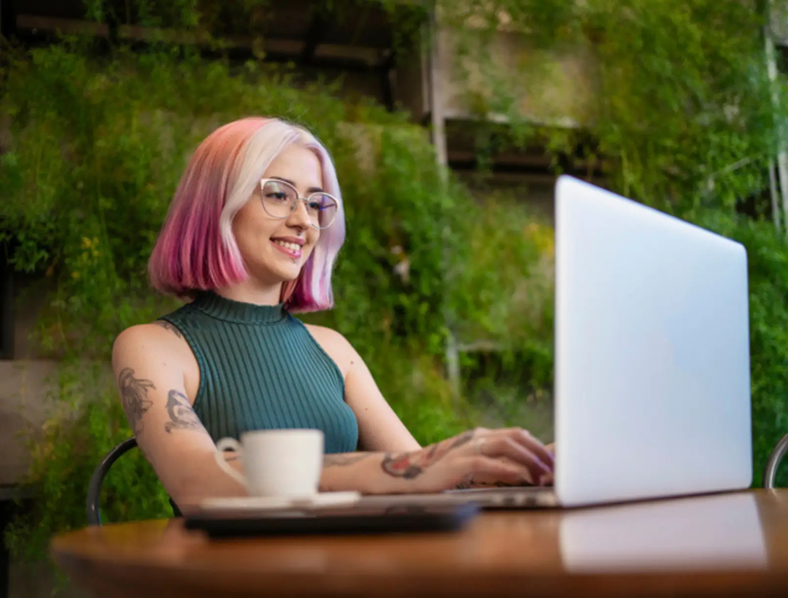 Eine Frau nutzt die kostenlose CRM-Software Brevo am Laptop, um Kundenkontakte und Vertriebsdaten effizient zu verwalten.