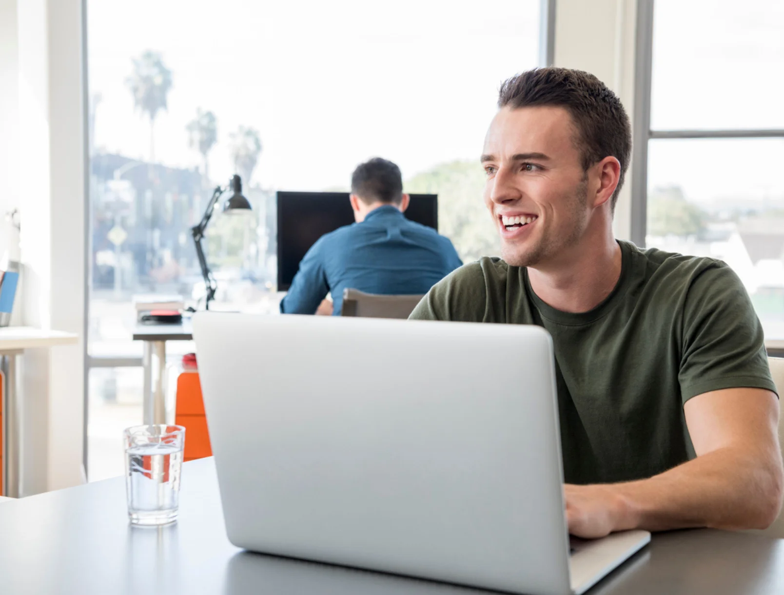 Ein Mann nutzt die kostenlose CRM-Softwarevon HubSpot am Laptop, um Kundenkontakte und Vertriebsdaten effizient zu verwalten.