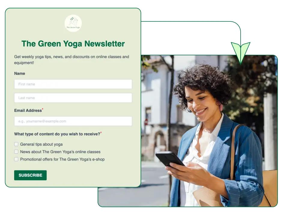 Online-Formular zur Anmeldung für einen Newsletter, daneben eine Frau im blauen Blazer, die ihr Smartphone betrachtet und lächelt; das Formular enthält Felder für Name, E-Mail-Adresse und Auswahloptionen für Newsletter-Inhalte.
