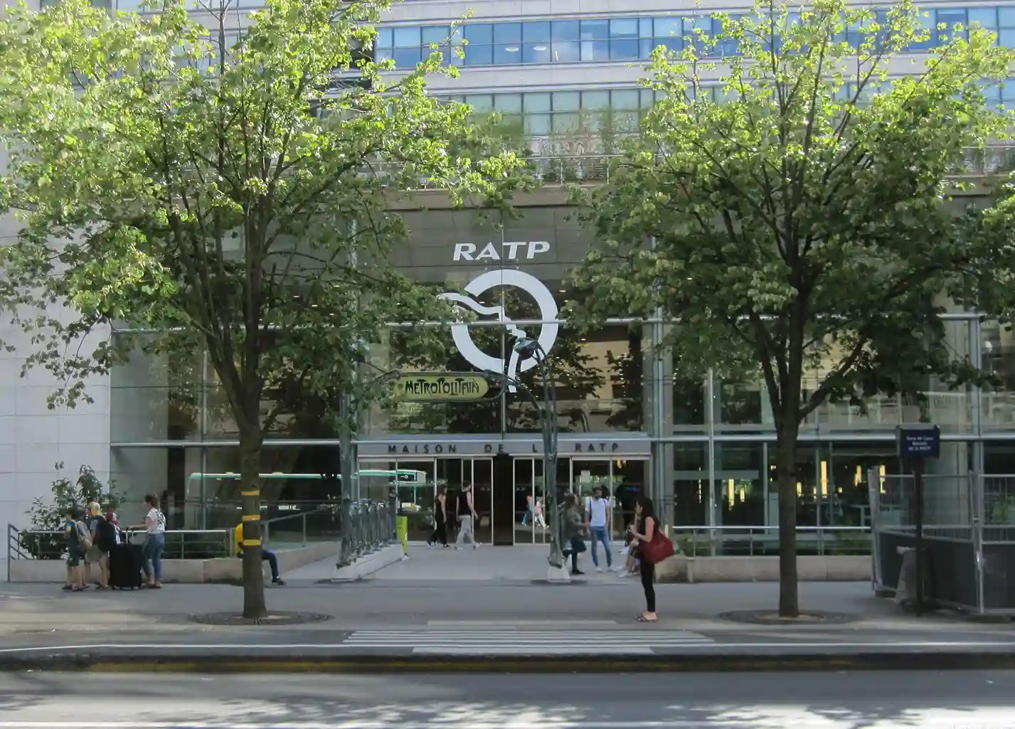 RATP_HQ_at_the_Gare_de_Lyon_(cropped)_11zon